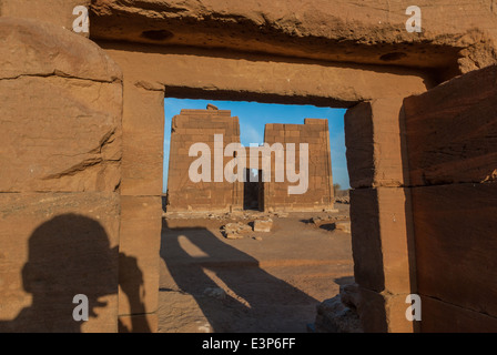 Tempio Apademak (Lion Gate) forma visibile Hathor Cappella romana (Kiosk), Naga, Sudan settentrionale Foto Stock