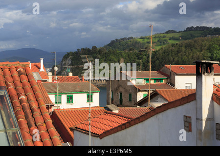 Getaria, Gipuzkoa, Paesi Baschi, Spagna. I tetti delle case del centro storico villaggio di pescatori. Foto Stock