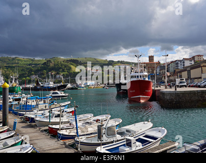 Getaria, Gipuzkoa, Paese Basco. Vivace porto peschereccio. La Spagna ha la più grande flotta peschereccia commerciale nell'Unione europea. Foto Stock