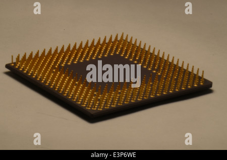Il vecchio processore AMD chip o micro-chip al di fuori di un computer, la visualizzazione della parte inferiore del circuito connettori pin. Foto Stock