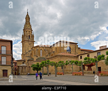 Retro del duomo e vista sulla torre, visto da Plaza Major o de Espana, Santo Domingo de la Calzada, La Rioja, Spagna. Foto Stock