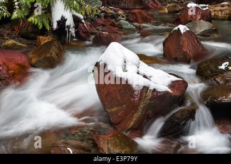 Inizio inverno neve in valanga Creek nel Parco Nazionale di Glacier, Montana, USA Foto Stock