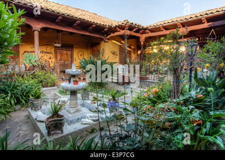 Fontana e il Patio de 'La Casa Vieja' in Mazamitla, Jalisco, Messico. Foto Stock
