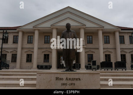 La Bosnia e Erzegovina / Visegrad / statua iugoslave di scrittore Ivo Andrić, vincitore del premio Nobel autore nella piazza principale di mini-città Andricgrad. Foto Stock