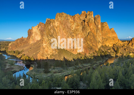 Il tortuoso fiume scorre attraverso Smith Rock State Park a sunrise vicino a Terrebonne, Oregon, Stati Uniti d'America Foto Stock