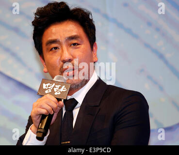 Ryu Seung-Ryong, giu 26, 2014 : sud coreano attore Ryu Seung-Ryong partecipa a una conferenza stampa per promuovere il suo nuovo film, rumoreggianti correnti in un cinema a Seul, in Corea del Sud. © Lee Jae-Won/AFLO/Alamy Live News Foto Stock