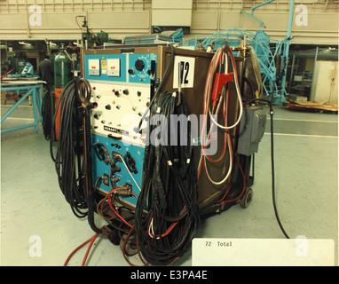 Questa fotografia raffigura i dipendenti di Convair/General Dynamics Plant 19, uno stabilimento chiave nella produzione di aerei militari. L'impianto giocò un ruolo fondamentale durante la seconda guerra mondiale e oltre nella produzione di aerei come il B-24 Liberator e altri importanti progetti militari. Foto Stock