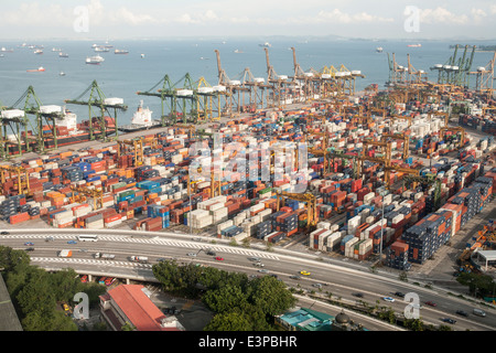 Una vista in elevato di container nel porto di Singapore Foto Stock