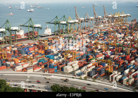 Una vista in elevato di container nel porto di Singapore Foto Stock