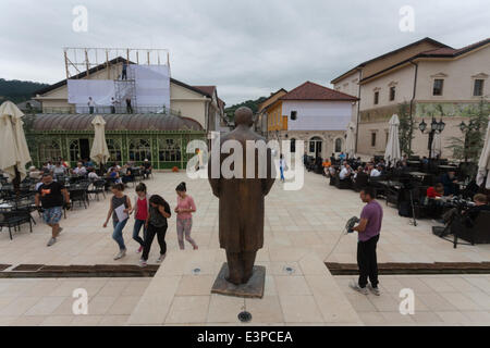 La Bosnia e Erzegovina / Visegrad / statua iugoslave di scrittore Ivo Andrić, vincitore del premio Nobel autore nella piazza principale di mini-città Andricgrad. Foto Stock