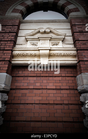 Muro di mattoni che blocca la porta in fabbrica per un imprenditore concetto per la conquista di avversità, business ostacolo intrappolato o in alcun modo Foto Stock