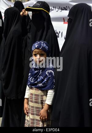 Sanaa, Yemen. Il 25 giugno, 2014. Yemenita donne e bambini dallo Yemen, nella provincia settentrionale di Amran frequentare un rally in Sanaa, Yemen, Giugno 25, 2014. Come molti come 17 yemenita civili sono stati uccisi negli scontri tra le forze di sicurezza e sciiti ribelli Houthi in Amran in passato 24 ore, i medici e i funzionari di polizia ha detto Mercoledì. © Mohammed Mohammed/Xinhua/Alamy Live News Foto Stock