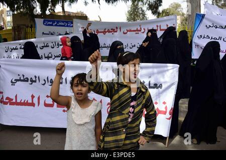 Sanaa, Yemen. Il 25 giugno, 2014. Yemenita donne e bambini dallo Yemen, nella provincia settentrionale di Amran gridare slogan durante un rally in Sanaa, Yemen, Giugno 25, 2014. Come molti come 17 yemenita civili sono stati uccisi negli scontri tra le forze di sicurezza e sciiti ribelli Houthi in Amran in passato 24 ore, i medici e i funzionari di polizia ha detto Mercoledì. © Mohammed Mohammed/Xinhua/Alamy Live News Foto Stock