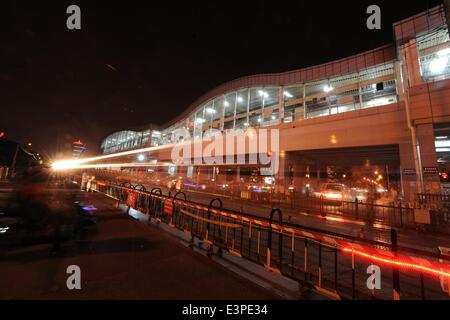 (140626) -- Pechino, 26 giugno 2014 (Xinhua) -- Un treno corre attraverso Wudaokou nel Distretto Haidian di Pechino, capitale della Cina, 24 giugno 2014. Wudaokou, letteralmente in cinese il quinto passaggio a livello dell'Beijing-Baotou Raiwaly, è un quartiere del Distretto Haidian del nord ovest di Pechino. In prossimità di un gran numero di università e noto per la sua grande numero di studenti internazionali, Wudaokou ha un altro nome 'Universo Center' circolanti tra gli studenti universitari. La vecchia Università Tsinghua stazione ferroviaria, che era stato costruito nel 1910 su Wudaokou come una stazione sulla Beijing-Zhangjiakou Railw Foto Stock