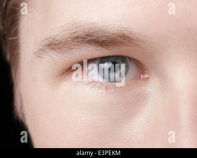 Volto del giovane uomo adulto con gli occhi blu, close up Foto Stock