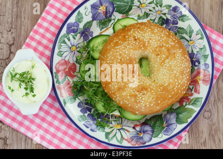 Bagel con formaggio cremoso, cetriolo e crescione, close up Foto Stock