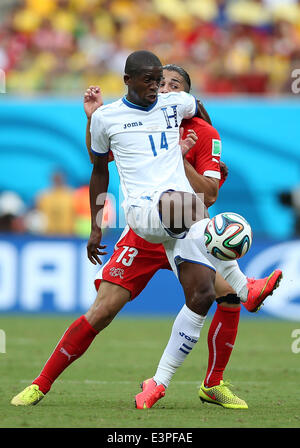 (140625) -- MANAUS, Giugno 25, 2014 (Xinhua) -- Honduras" Boniek Garcia (anteriore) vies con la Svizzera di Ricardo Rodriguez durante un gruppo e corrispondenza tra Honduras e svizzera del 2014 FIFA World Cup presso l'Arena Amazonia Stadium di Manaus, Brasile, il 25 giugno 2014.(Xinhua/Li Ming)(pcy) Foto Stock