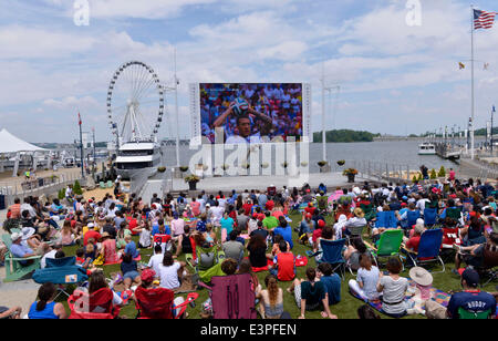 Washington, DC, Stati Uniti d'America. Il 26 giugno, 2014. Gli appassionati di calcio guarda la trasmissione di un gruppo G match tra gli Stati Uniti e la Germania del 2014 FIFA World Cup presso il Porto Nazionale, Maryland, Stati Uniti, il 26 giugno 2014. La Germania ha vinto 1-0 contro gli Stati Uniti il giovedì. La Germania e gli Stati Uniti immettere Round di 16 dal gruppo G. © Yin Bogu/Xinhua/Alamy Live News Foto Stock