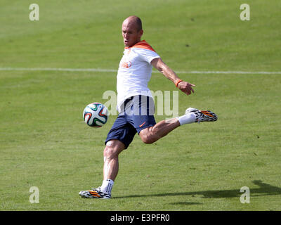 Rio De Janeiro, Brasile. Il 26 giugno, 2014. Paesi Bassi" Arjen Robben calci la palla in una sessione di formazione in Rio de Janeiro, Brasile, 26 giugno 2014. © TELAM/Xinhua/Alamy Live News Foto Stock