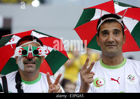 (140626) -- CURITIBA, 26 giugno 2014 (Xinhua) -- Algeria è un fan di attendere per un gruppo H match tra Algeria e Russia del 2014 FIFA World Cup presso l'Arena da Baixada Stadium di Curitiba, Brasile, 26 giugno 2014. (Xinhua/Zhou Lei) Foto Stock