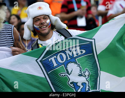 (140626) -- CURITIBA, 26 giugno 2014 (Xinhua) -- Una Russia la ventola rimane in attesa per un gruppo H match tra Algeria e Russia del 2014 FIFA World Cup presso l'Arena da Baixada Stadium di Curitiba, Brasile, 26 giugno 2014. (Xinhua/Zhou Lei) Foto Stock