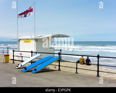 Un RNLI Beach life guard post sulla scuola di surf sulla spiaggia di formazione Saltburn North Yorkshire, Inghilterra Foto Stock