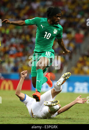 (140624) -- FORTALEZA, Giugno 24, 2014 (Xinhua) -- La Costa d' Avorio's Gervinho (top) si rompe durante un gruppo C match tra la Grecia e la Costa d'Avorio del 2014 FIFA World Cup al Estadio Castelao Stadium di Fortaleza, Brasile, 24 giugno 2014. (Xinhua/Cao può)(xzj) Foto Stock