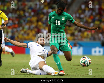 (140624) -- FORTALEZA, Giugno 24, 2014 (Xinhua) -- La Costa d' Avorio's Gervinho (R) si rompe durante un gruppo C match tra la Grecia e la Costa d'Avorio del 2014 FIFA World Cup al Estadio Castelao Stadium di Fortaleza, Brasile, 24 giugno 2014. (Xinhua/Cao può)(xzj) Foto Stock