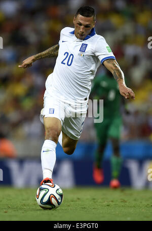 (140624) -- FORTALEZA, Giugno 24, 2014 (Xinhua) -- la Grecia del Jose Cholevas rompe attraverso durante un gruppo C match tra la Grecia e la Costa d'Avorio del 2014 FIFA World Cup al Estadio Castelao Stadium di Fortaleza, Brasile, 24 giugno 2014. (Xinhua/Yang Lei)(xzj) Foto Stock