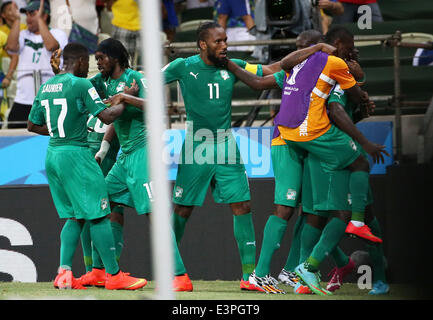 (140624) -- FORTALEZA, Giugno 24, 2014 (Xinhua) -- Costa d Avorio i giocatori di celebrare un obiettivo durante un gruppo C match tra la Grecia e la Costa d'Avorio del 2014 FIFA World Cup al Estadio Castelao Stadium di Fortaleza, Brasile, 24 giugno 2014. (Xinhua/Cao può)(xzj) Foto Stock