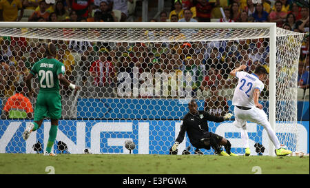(140624) -- FORTALEZA, Giugno 24, 2014 (Xinhua) -- Grecia Andreas Samaris (R) spara un obiettivo durante un gruppo C match tra la Grecia e la Costa d'Avorio del 2014 FIFA World Cup al Estadio Castelao Stadium di Fortaleza, Brasile, 24 giugno 2014. (Xinhua/Cao può)(xzj) Foto Stock