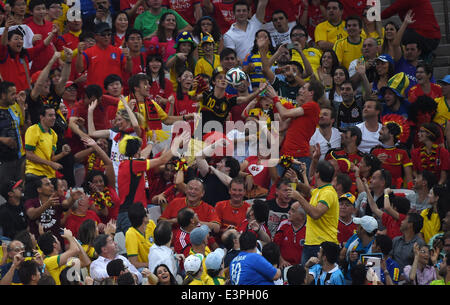 (140626) -- SAO PAULO, 26 giugno 2014 (Xinhua) -- gli appassionati di calcio di cercare di ottenere la palla a calci sul piedistallo durante un gruppo H match tra Corea Repubblica e il Belgio del 2014 FIFA World Cup presso l'Arena de Sao Paulo Stadium in Sao Paulo, Brasile, il 26 giugno 2014. Il Belgio ha vinto 1-0 contro Corea Repubblica di giovedì. In Belgio e in Algeria immettere Round di 16 dal gruppo H. (Xinhua/Li Ga)(pcy) Foto Stock