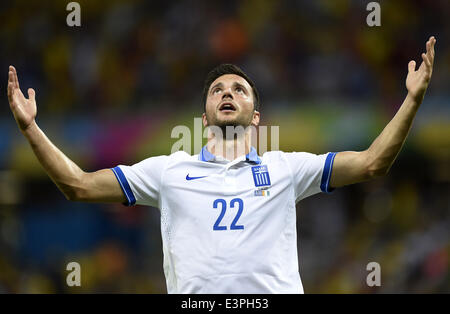 (140624) -- FORTALEZA, Giugno 24, 2014 (Xinhua) -- Grecia Andreas Samaris celebra per un obiettivo durante un gruppo C match tra la Grecia e la Costa d'Avorio del 2014 FIFA World Cup al Estadio Castelao Stadium di Fortaleza, Brasile, 24 giugno 2014. (Xinhua/Yang Lei)(xzj) Foto Stock
