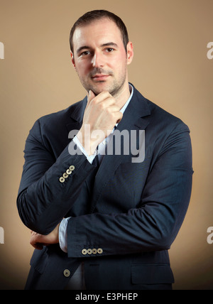 Giovani attraenti business man in abito formale. Foto Stock