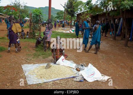 Suri è il nome di una vita sedentaria tribù pastorale nel sud-ovest dell Etiopia. 22. Maggio 2014. Piercing labbro e piastre sono una parte importante della cultura suri. Foto Stock