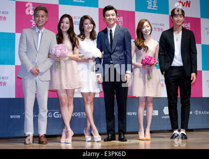 Heo Jung-Min, Yoon So-Hee, Han Groo, Yeon Woo Jin, Sun-Hwa(segreto) e Jin-Woon(2AM), giu 26, 2014 : (L-R) sud coreano attori, Heo Jung-Min, Yoon So-Hee, Han Groo, Yeon Woo-Jin, Han SunHwa e Jeong JinWoon pongono nel corso di una conferenza stampa per la loro nuova fiction TV, "il matrimonio sull'amore" a Seul, in Corea del Sud. © Lee Jae-Won/AFLO/Alamy Live News Foto Stock