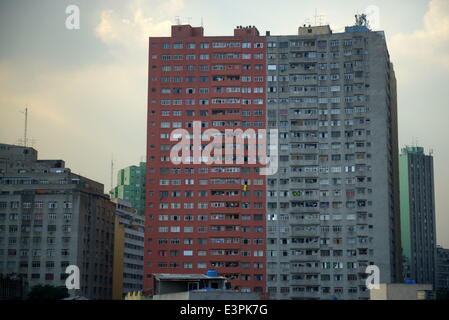 Sao Paulo, Brasile. 17 Giugno, 2014. Edifici di appartamenti nel centro di Sao Paulo il 17 giugno 2014. Più di un milione di brasiliani ha preso per le strade di un anno fa per protestare contro la spesa pubblica sul torneo. L economia del paese è diventato lento come una lumaca e pubblica istruzione e assistenza sanitaria sono inferiori a quelle dei paesi industrializzati. I sondaggi mostrano che la maggior parte dei brasiliani pensa che ospita la Coppa del mondo è stata una cattiva idea. © Gili Yaari/NurPhoto/ZUMAPRESS.com/Alamy Live News Foto Stock