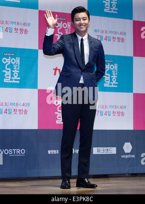 Yeon Woo-Jin, giu 26, 2014 : sud coreano attore Yeon Woo-Jin partecipa a una conferenza stampa per la sua nuova fiction TV, "il matrimonio sull'amore" a Seul, in Corea del Sud. © Lee Jae-Won/AFLO/Alamy Live News Foto Stock