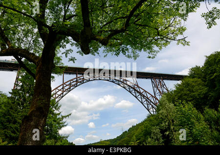 Ponte Muengsten, il più alto ponte ferroviario in Germania, si estende sul fiume Wupper tra Solingen e Remscheid, Renania settentrionale-Vestfalia. (Foto dal 25 maggio 2014). Foto Stock