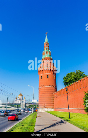 Vodovzvodnaya (acqua pompando) Torre del Cremlino di Mosca e il Cremlino embankment Foto Stock