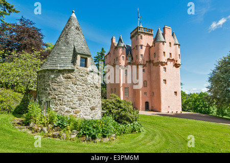 Castello di Craigievar e dipendenza IN ESTATE ABERDEENSHIRE IN SCOZIA Foto Stock