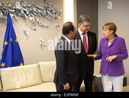 Bruxelles, Belgio. Il 27 giugno, 2014. Dispensa - il Cancelliere tedesco Angela Merkel, Presidente della Francia Francois Hollande (L) e il presidente ucraino Petro Poroshenko colloqui dopo la firma di un accordo per rafforzare i legami di collaborazione tra Unione europea e Ucraina durante il vertice Ue di Bruxelles, Belgio, 27 giugno 2014. Foto: GUIDO BERGMANN/BUNDESREGIERUNG/dpa/Alamy Live News Foto Stock