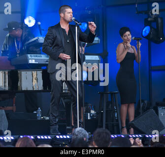 Hollywood, California, USA. Il 26 giugno, 2014. Cantante pop Robin Thicke eseguito sul palco a Jimmy Kimmel Live! In Hollywood al El Capitan theater Giovedì 26 Giugno, 2014. Thicke, noto per il suo hit single "linee sfocate, ' cantato tre brani dal suo nuovo album intitolato "Paula, ' che è pensato per essere nominato dopo il suo eventualmente presto di essere ex-moglie Paula Patton. Credito: David Bro/ZUMAPRESS.com/Alamy Live News Foto Stock