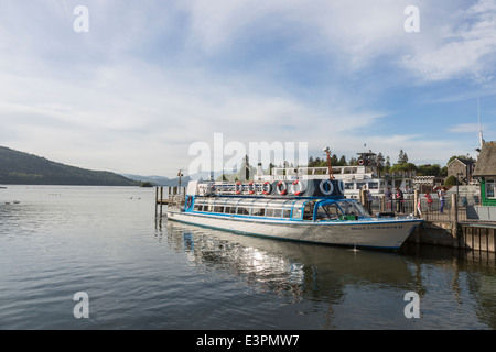 Battello da Crociera 'Miss Cumbria II' Ormeggiata al pontile, Bowness, il lago Windermere nel Lake District inglese, Cumbria Foto Stock