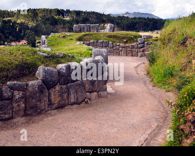 Grandi lucidati muri in pietra a secco del Saksaywaman militare complesso Inca - Cusco, Perù Foto Stock