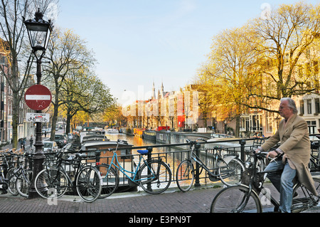 Visualizza in basso Prinsengracht verso le guglie gemelle di Posthoornkerk (chiesa), il quartiere Jordaan, Amsterdam, Paesi Bassi Foto Stock