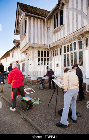 Regno Unito Inghilterra, Suffolk, Lavenham, la piazza del mercato, degli artisti dilettanti pittura al di fuori Guildhall Foto Stock