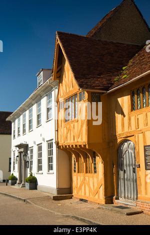 Regno Unito Inghilterra, Suffolk, Lavenham, Piazza del Mercato, la casa grande e c xv Piccola Hall Foto Stock