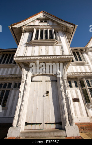 Regno Unito Inghilterra, Suffolk, Lavenham, Piazza del Mercato, la Guildhall di Corpus Christi porta e portico Foto Stock