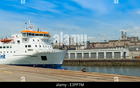 ABERDEEN CITY CENTRE e sullo skyline CON IL MARE DEL NORD traghetto ormeggiata in banchina vicino al terminale del traghetto Foto Stock